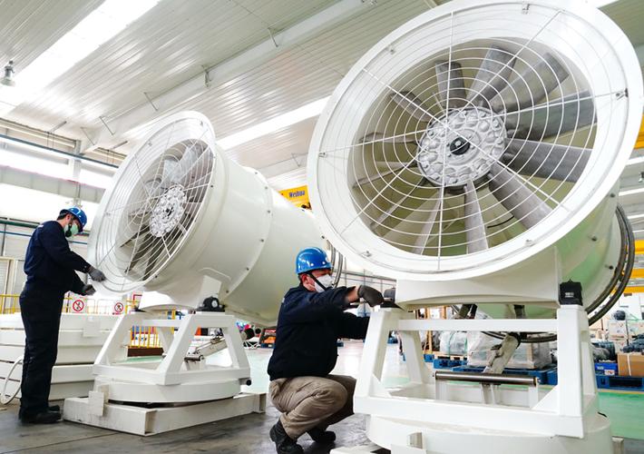 2月23日,工人在秦皇岛经济技术开发区一家环保设备生产企业车间工作.